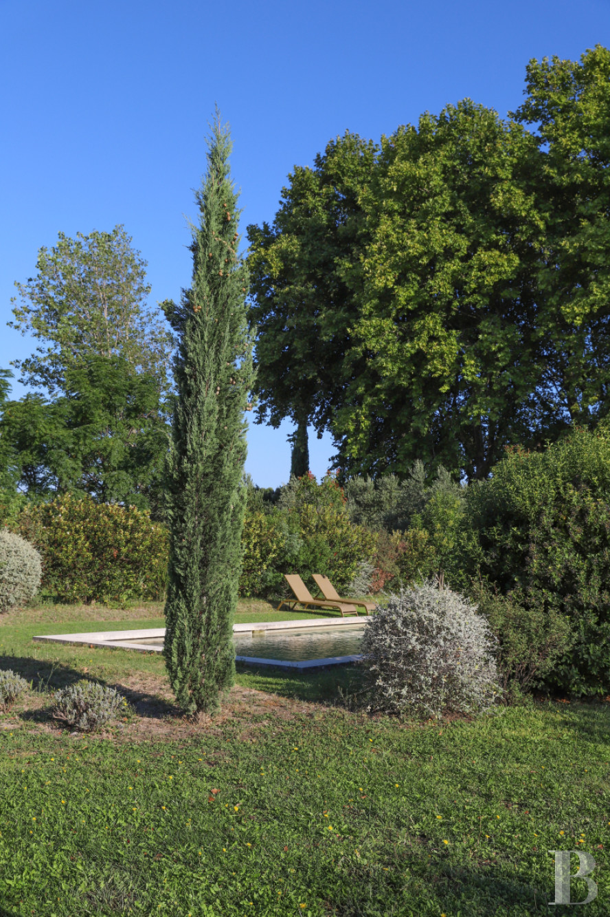 Dans le Vaucluse, au sud-est de Cairanne, une maison dédiée à la villégiature au cœur d’un domaine viticole  - photo  n°31